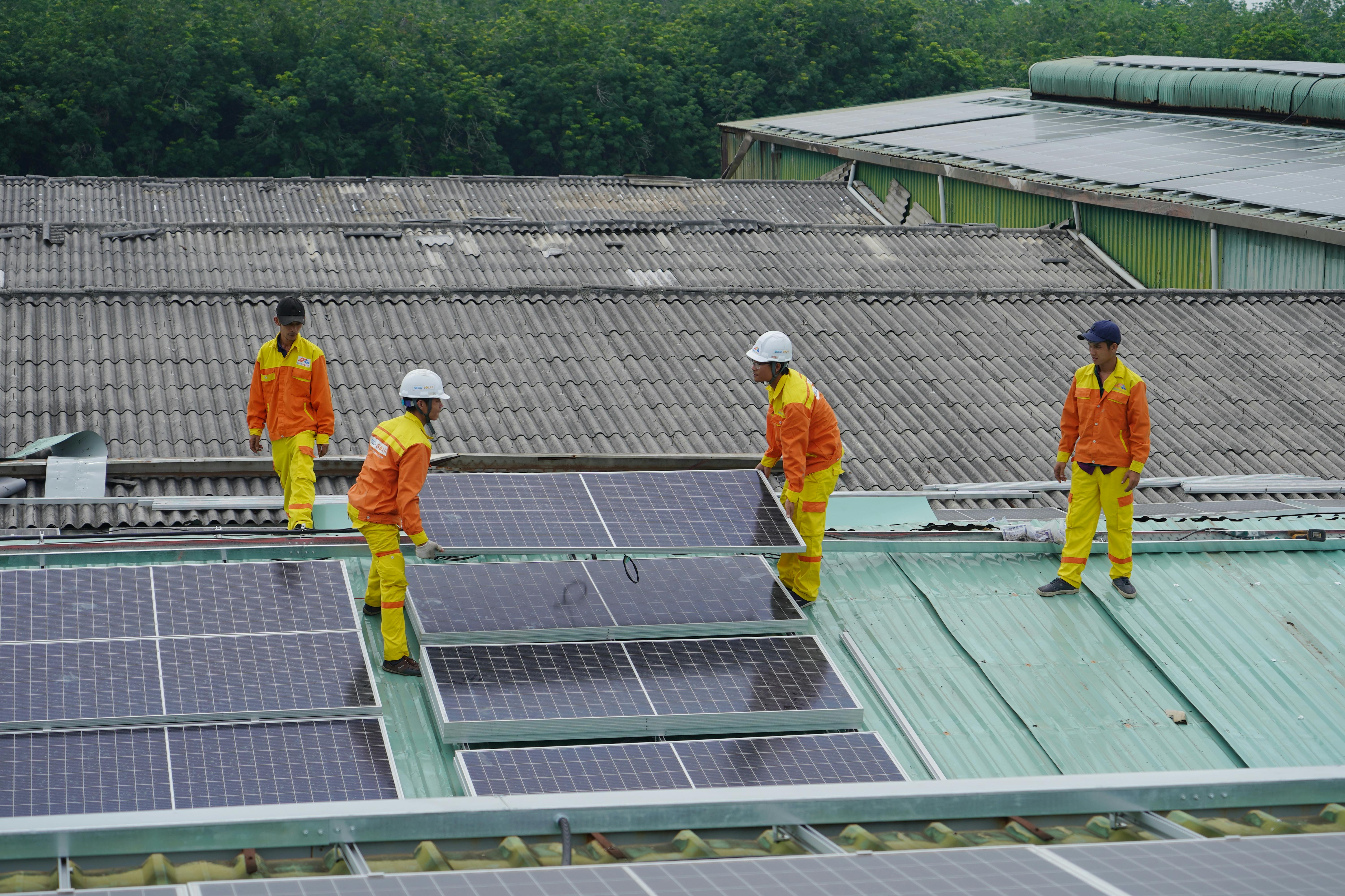 Técnicos instalando paneles solares